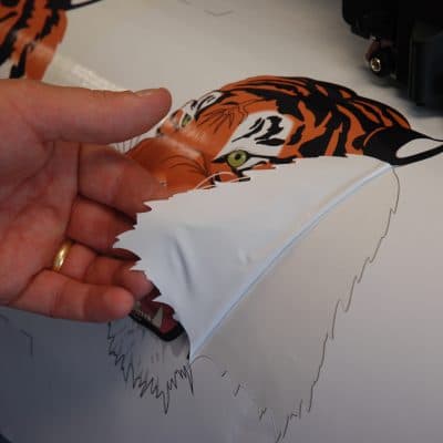 Digital Print operative weeding a printed and plotted tiger image